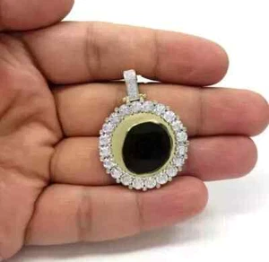 Ciondolo quadro personalizzato moissanite taglio tondo 1,90 ct placcato oro giallo 14 carati - Foto 1 di 8