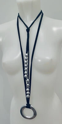 Collana Lunga, Cordoncino In Tessuto Nero e Grande Ciondolo in Argento Indiano - Immagine 1 di 4