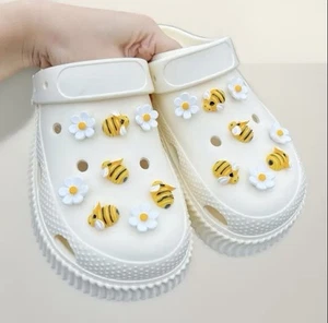 2 Stck. Biene & Gänseblümchen Blume Kroko Charms - 1 Biene + 1 Blume - süße Sommer Clogs/Jibbitz - Bild 1 von 3