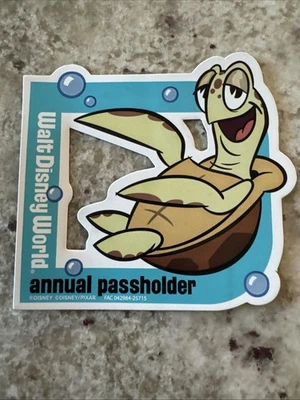 WDW Walt Disney World agosto 2025 imán titular del pase anual encontrar a Nemo CRUSH Foto 1 de 3