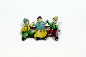 Vintage Emaille Dutch Boys Dancing Pin/Brosche - 3 Jungen 1970 gekauft in Glasgow - Bild 1 von 6