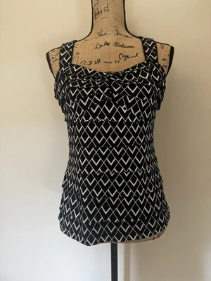 Женский черно-белый плиссированный топ без рукавов с цветочным узором White House Black Market Sm - Изображение 1 из 4