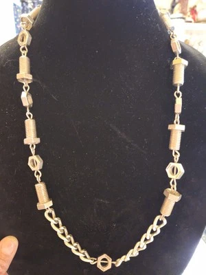 Colar de porcas e parafusos por NYC Tripp - Imagem 1 de 2