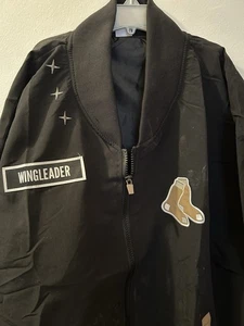 Boston Red Sox - FOURTH WING Fenway Park REBECCA YARROS "Flight" SGA Jacke (XL) - Bild 1 von 7