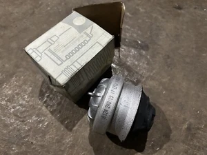 Genuine Mercedes 190e 2.6 w124 320 300 engine mount Engine Mounting NOS OEM - Picture 1 of 1