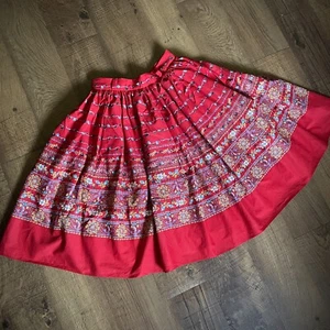 Vintage 1950er Jahre Neuheit Druck Rock europäisches Volk Blumenmuster Rand rot Dirndl - Bild 1 von 10