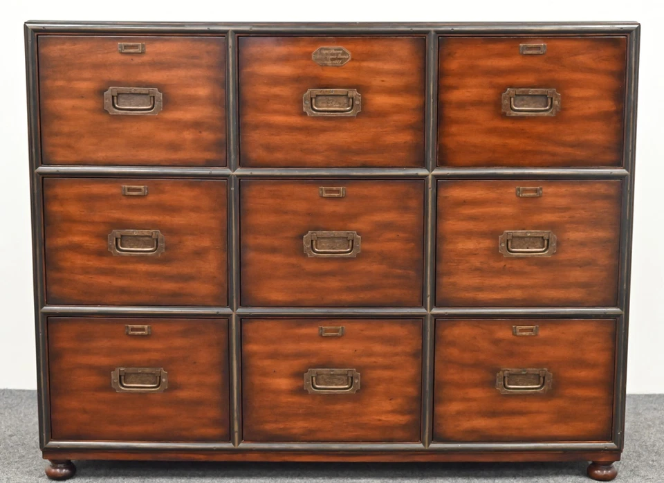 Cajonera Theodore Alexander de nogal con archivador, siglo XXI Foto 1 de 4