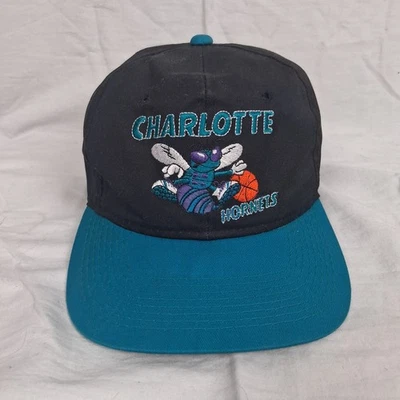 Boné de basquete vintage NBA Charlotte Hornets logotipo preto bordado anos 80 anos 90 - Imagem 1 de 4