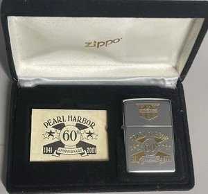 ZIPPO 2000 PEARL HARBOR 60° ANNIVERSARIO ACCENDINO PLACCA ARGENTO SIGILLATO IN SCATOLA K579 - Foto 1 di 6