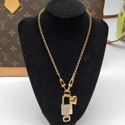 Auténtico collar de cadena de oro chapado en oro Louis Vuitton con cerradura y llave sin marca Foto 1 de 4