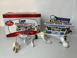 Department 56 Disney "Mickey’s Ice Cream Shop" beleuchtetes Merry Christmas Village - Bild 1 von 24