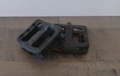 Pedales de plataforma de plástico vintage Diamondback con tachuelas BMX negros 9/16 Foto 1 de 4