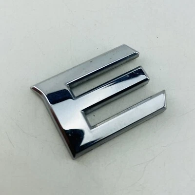 2012-2017 Nissan Versa emblema logotipo símbolo letra emblema porta porta porta porta traseira fabricante de equipamento original E61E - Imagem 1 de 4