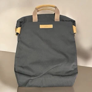 Mochila convertible Bellroy Tokyo Totepack compacta/dúo, negra con adornos tostados - Imagen 1 de 13
