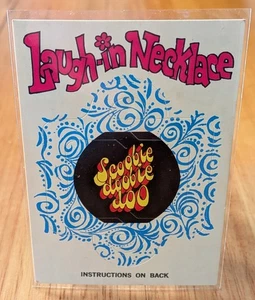 1968 Scanlens Rowan & Martins Laugh In Necklace Card #50 "SCOOBIE DOOBIE DOO" NM - Bild 1 von 2