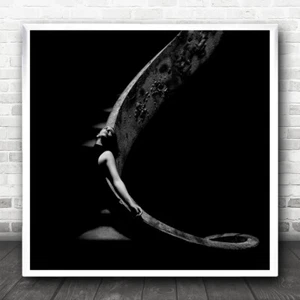 Treppe Frau Portrait dunkel alt heller Schatten quadratisch Wandkunstdruck - Bild 1 von 1