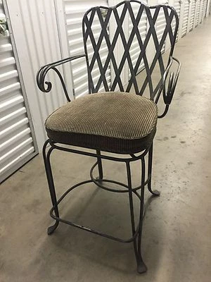 **Tres taburetes de bar giratorios de hierro forjado con brazos** Foto 1 de 3