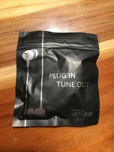 2 X DELTA Main Cabin Seat White Earphones Headphones Plug In Tune Out New - Picture 1 of 2