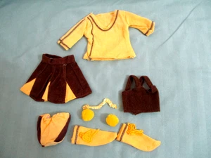 Barbie/muñeca de moda amarillo/marrón animador líder traje con pompones - Imagen 1 de 3