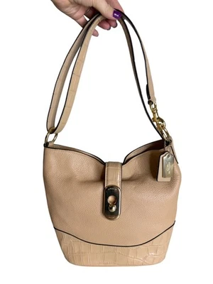 蔻驰琥珀色 Duffle 卵石皮革压花鳄鱼皮单肩包米色 F2808 — 第 1/4 张图片