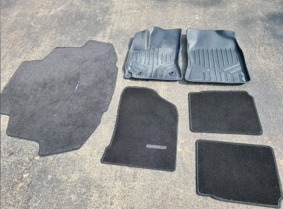 Tapetes Toyota Corolla y tapetes de imitación Weathertech, ¡súper limpios! Foto 1 de 1