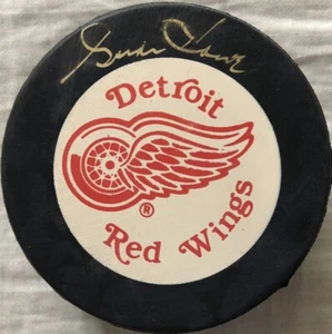 Gordie Howe autographed signed autograph auto Detroit Red Wings hockey puck UDA - Picture 1 of 1