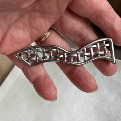 Vintage wavy basket weave brooch with peridot colored glass - Image 1 of 4