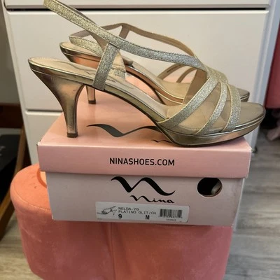 Nina Oro Amarillo, Zapatos de Tacón Alto, Talla 9, Puntera Abierta Sin Cordones Cuero Foto 1 de 4