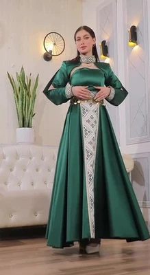 Vestido Thobe bordado palestino para mujer manga abierta con detalles de satén y monedas Foto 1 de 4