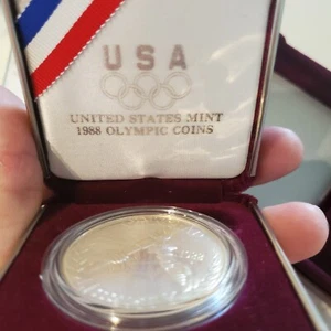 1988 US Mint US Olymic Coin dollaro d'argento, 90% argento, certificato di autenticità. Custodia originale - Foto 1 di 15