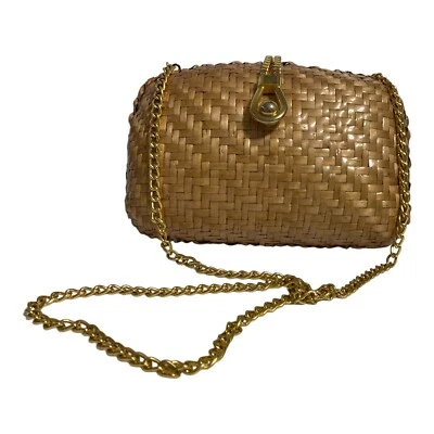 Cartera sin asas de mimbre tejida de hierba heredera de colección con accesorio de cierre dorado para el hombro *Leer* Foto 1 de 4