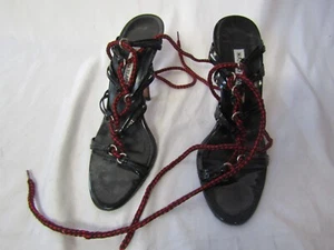 Sandalia Manolo Blahnik negra con cordones - Imagen 1 de 6