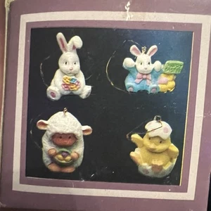 Pasqua Pals Micro Mini Ornamenti Coniglietti 2 Pulcini Cesto Agnello Made In Taiwan - Foto 1 di 7