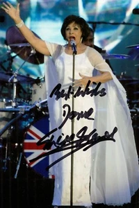 Dame Shirley Bassey Hand Signed 6x4 Photo Goldfinger James Bond Autograph + COA - Picture 1 of 3