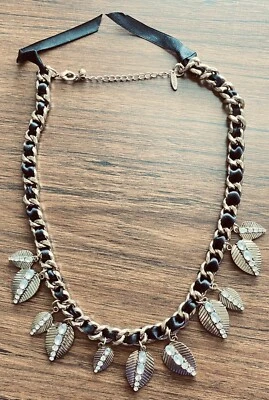 Collar Natasha Distintivo Tono Dorado Hojas Blanco Estrás Cinta Negra Artístico Foto 1 de 4