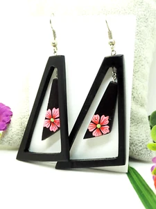 Pendientes de madera triangulares con flor rosa central. Pendientes artesanales - Bild 1 von 4