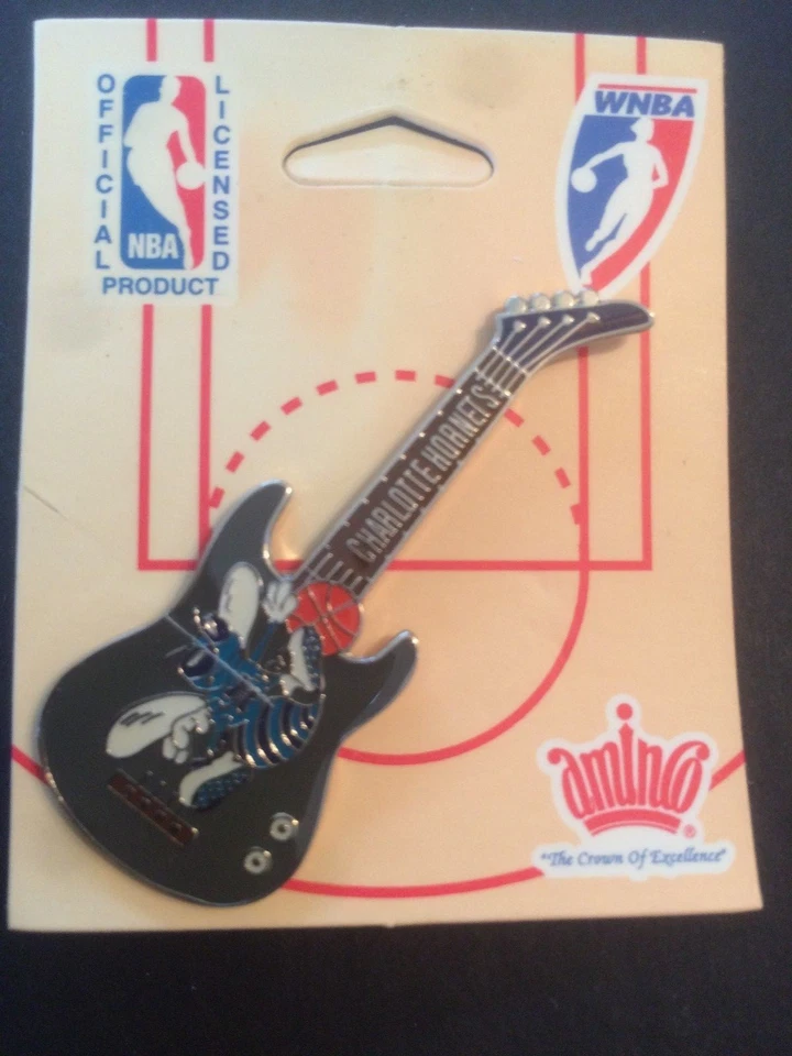 NUEVO Pin de Guitarra Charlotte Hornets - Embalaje de Fábrica - Tarjeta Amarilla con Licencia NBA Foto 1 de 1