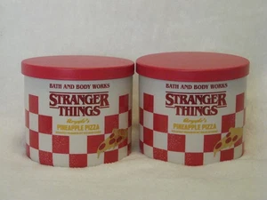 STRANGER THINGS BATH & BODY WORKS 2x Argyle's Pineapple Pizza Kerze NEU - Bild 1 von 3