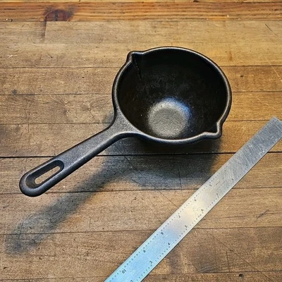 Vintage LODGE Cast Iron MELTING POT Crucible w/Spouts - 1Liter • Retro Decor ☆US - Image 1 of 4