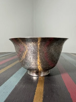 Antigua taza de té ritual china tibetana de plata sobre cobre grabada dragón y nubes Foto 1 de 4