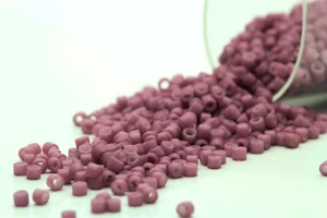 Cuentas de semillas de rosa profunda mate mate teñidas por dentro Miyuki Delicas 11/0 DB-800 - Imagen 1 de 2