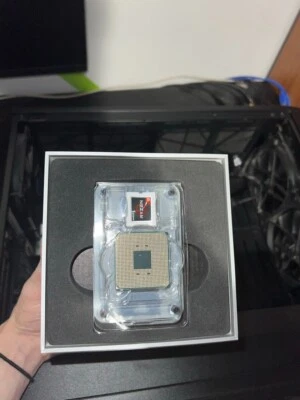 AMD Ryzen 9 3900x 3.8GHz Socket AM4 12 Core Processor (100-100000023BOX) - Immagine 1 di 4