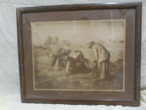 Mujeres trabajando en el campo, marco de madera, muestra desgaste - Imagen 1 de 4