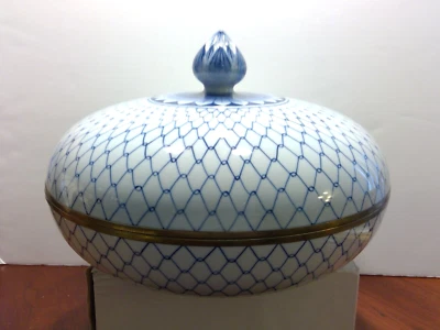 Maitland Smith? Tigela coberta de porcelana azul e branca com detalhes em latão - Imagem 1 de 4