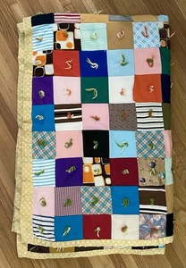 Edredón acolchado de retazos vintage de los años 70 excelente 70” X 86” atado a mano 4” cuadrados - Imagen 1 de 14