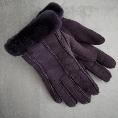 Guantes de gamuza de oveja genuinos perforados UGG para mujer ciruela mediana Foto 1 de 4