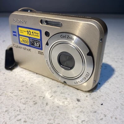 Sony Cyber-shot DSC-N2  Digital Camera (Gold)  Made In Japan - Image 1 of 4