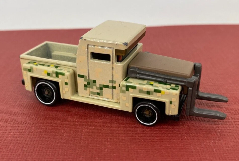 Hot Wheels 2020 ☆ Minecraft ☆ Iron Golem - Die-Cast Character Car Foto 1 de 4