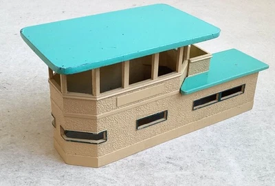 HORNBY DUBLO - diecast, No.5080 - D1 SIGNAL BOX with GREY ROOF (RARE) - Image 1 of 4