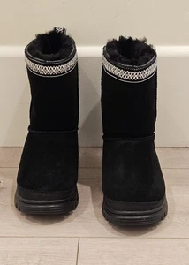 NUOVI STIVALI DA TRAILGAZER CORTI CLASSICI UGG TAGLIA 3 PELLE DI PECORA PELLE SCAMOSCIATA NERI - Foto 1 di 8